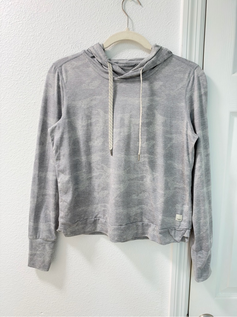 Vuori Women's Halo Essential Lightweight Hoodie in Grey Camo size XS